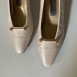Vintage Karen Scott leather blush pink kitten heels